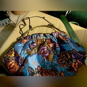 Vintage Style Crossbody Purse with KissClasp in antique Brass